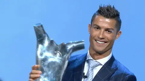 Cristiano Ronaldo gana el premio a mejor jugador de la UEFA Cristiano Ronaldo gana el premio a mejor jugador de la UEFA
