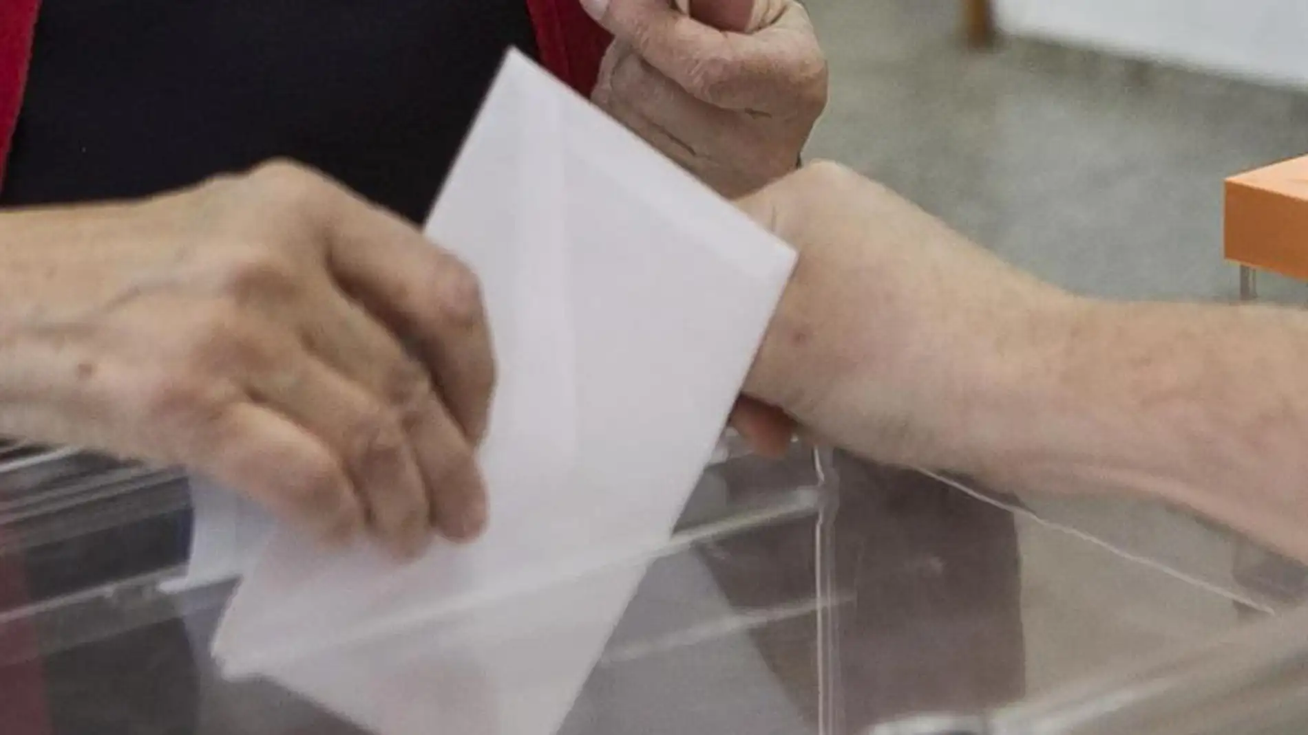 Una persona deposita su voto en unas elecciones