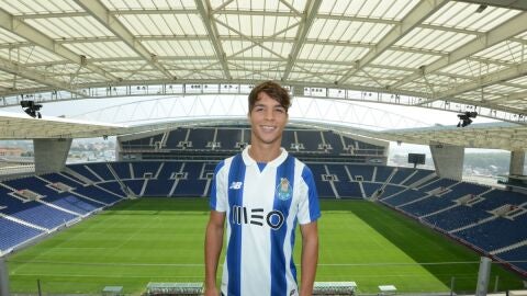 &Oacute;liver Torres posa con la camiseta del Oporto
