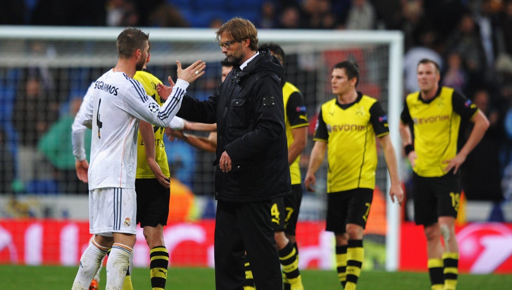 Ramos y Klopp se estrechan la mano tras acabar el partido entre Madrid y Dortmund