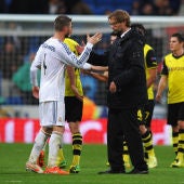 Ramos y Klopp se estrechan la mano tras acabar el partido entre Madrid y Dortmund