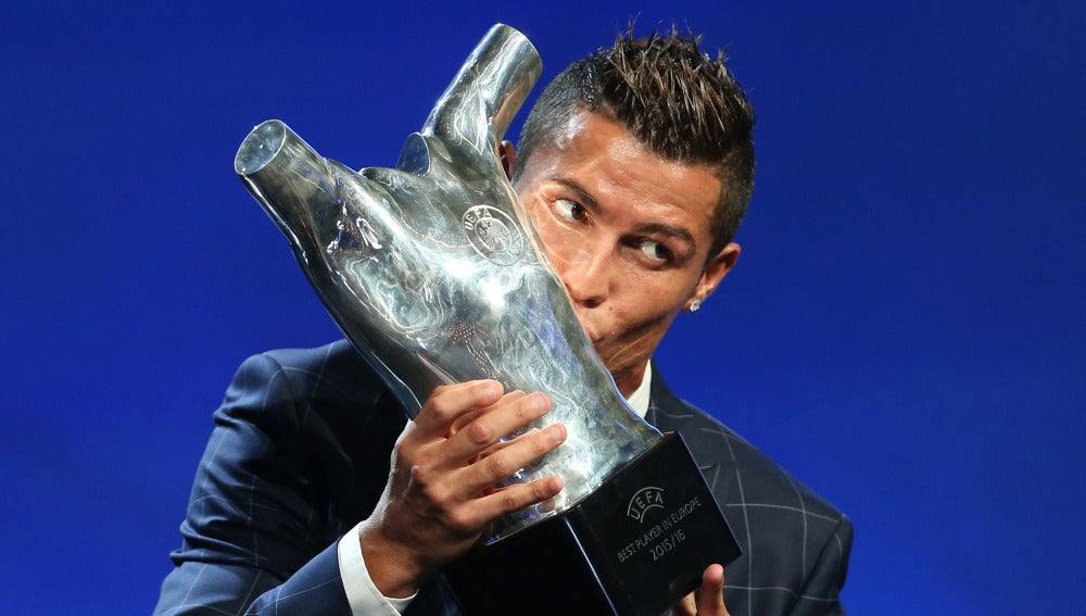 Cristiano, posando con el trofeo de mejor jugador de la UEFA 2016.