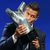 Cristiano, posando con el trofeo de mejor jugador de la UEFA 2016. Cristiano, posando con el trofeo de mejor jugador de la UEFA 2016.