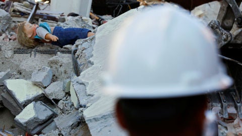 Una mu&ntilde;eca se ve en los escombros tras el terremoto de Amatrice, el centro de Italia, 24 de agosto