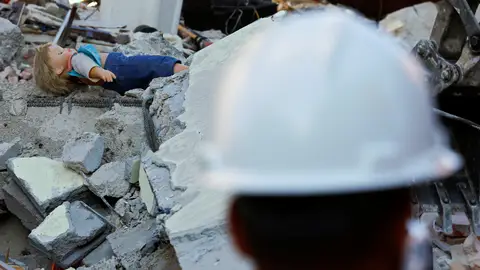 Una muñeca se ve en los escombros tras el terremoto de Amatrice, el centro de Italia, 24 de agosto Una muñeca se ve en los escombros tras el terremoto de Amatrice, el centro de Italia, 24 de agosto