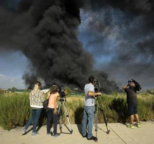 Una gran columna de humo provocada a consecuencia del incendio de Chiloeches Una gran columna de humo provocada a consecuencia del incendio de Chiloeches