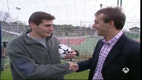 Casillas y Lopetegui d&aacute;ndose la mano en un encuentro del pasado