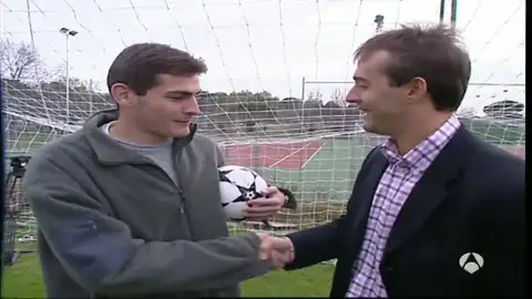 Casillas y Lopetegui dándose la mano en un encuentro del pasado. Casillas y Lopetegui dándose la mano en un encuentro del pasado