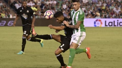 Juanfran despeja un bal&oacute;n en el Villamar&iacute;n