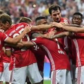 Los jugadores del Bayern celebrando juntos el gol de Ribery