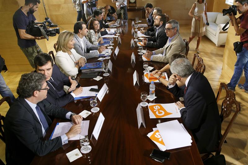 Intercambios de documentos y redacción de puntos en común en las negociaciones del viernes entre el PP y C's Intercambios de documentos y redacción de puntos en común en las negociaciones del viernes entre el PP y C's