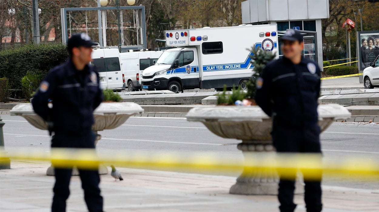 Aumentan a 11 los policías muertos en el atentado con camión bomba en Turquía Aumentan a 11 los policías muertos en el atentado con camión bomba en Turquía