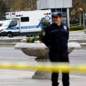 La policía turca monta guardia en el lugar donde se ha producido un atentado.