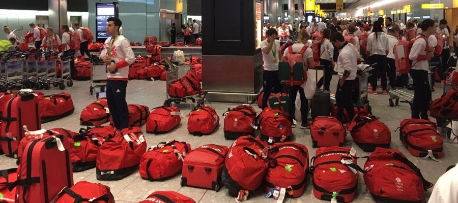 Lío con las maletas del equipo olímpico británico en el aeropuerto Lío con las maletas del equipo olímpico británico en el aeropuerto