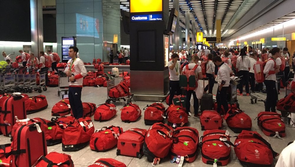 Lío con las maletas del equipo olímpico británico en el aeropuerto