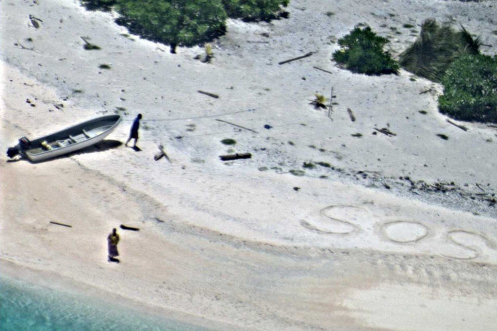 Rescatan a una pareja en una isla desierta del Pacífico tras escribir 'SOS' en la arena de la playa Rescatan a una pareja en una isla desierta del Pacífico tras escribir 'SOS' en la arena de la playa