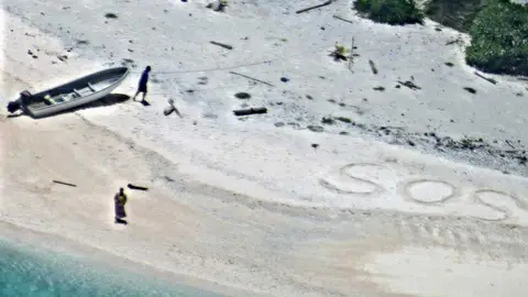 Una pareja escribió SOS para ser rescatados Una pareja escribió SOS para ser rescatados