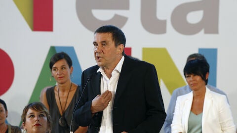 El candidato al lehendakari por EH Bildu, Arnaldo Otegi, durante su intervenci&oacute;n en la presentaci&oacute;n de la propuesta pol&iacute;tica de la coalici&oacute;n abertzale