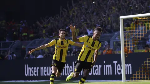 Aubameyang y Bartra celebrando un gol con el Borussia Dortmund Aubameyang y Bartra celebrando un gol con el Borussia Dortmund