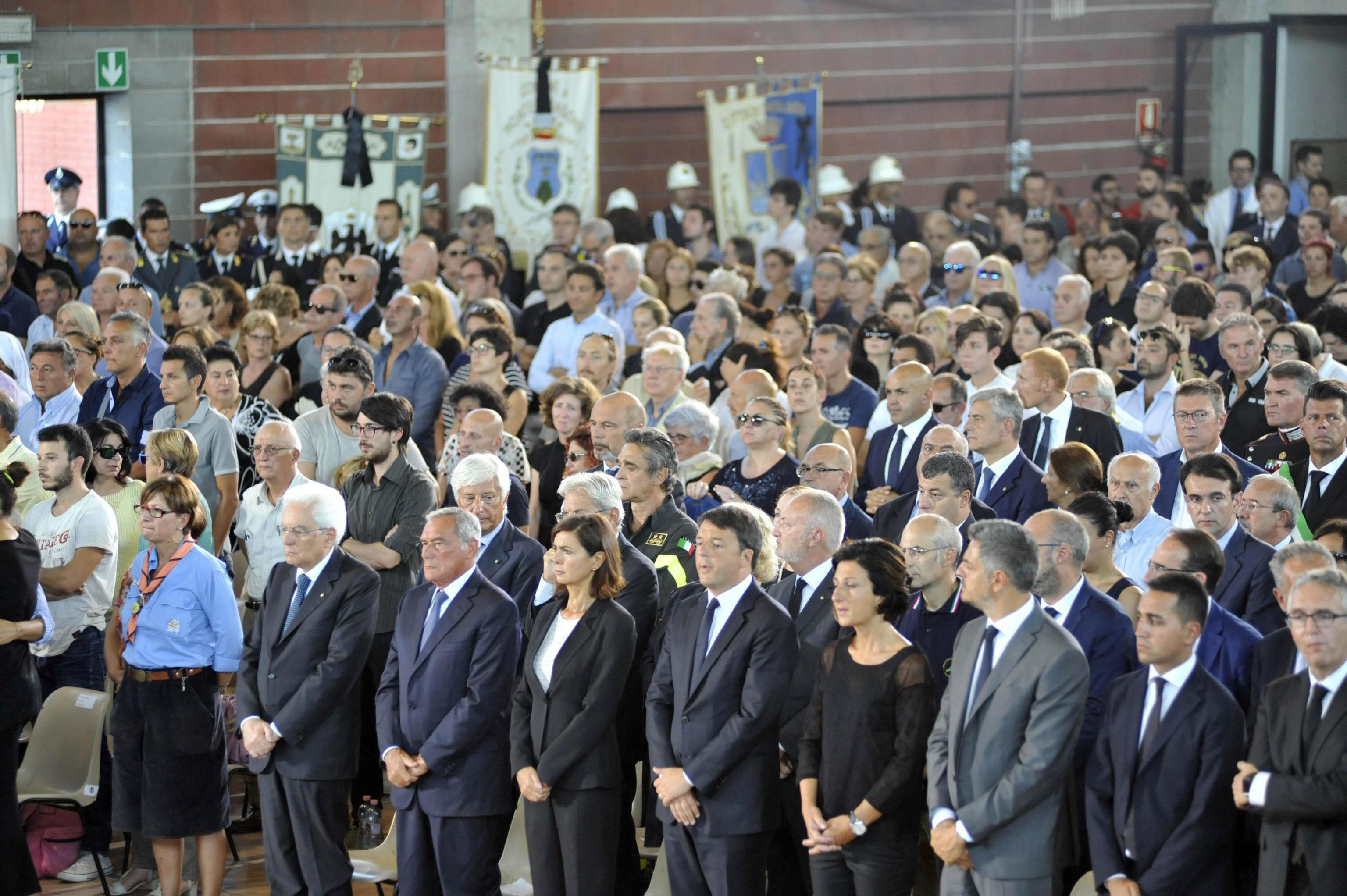 Mattarella y Renzi asisten a funeral por víctimas del terremoto en Italia Mattarella y Renzi asisten a funeral por víctimas del terremoto en Italia