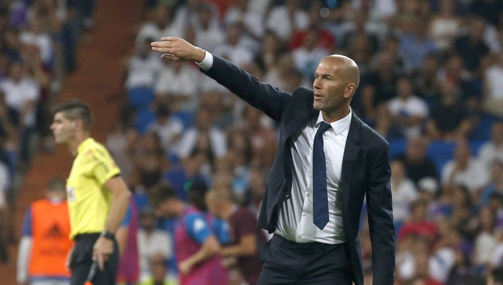 Zidane dando instrucciones desde el banquillo durante el Real Madrid - Celta