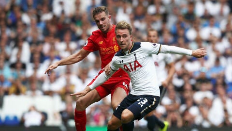 Henderson intenta robar el bal&oacute;n a Eriksen