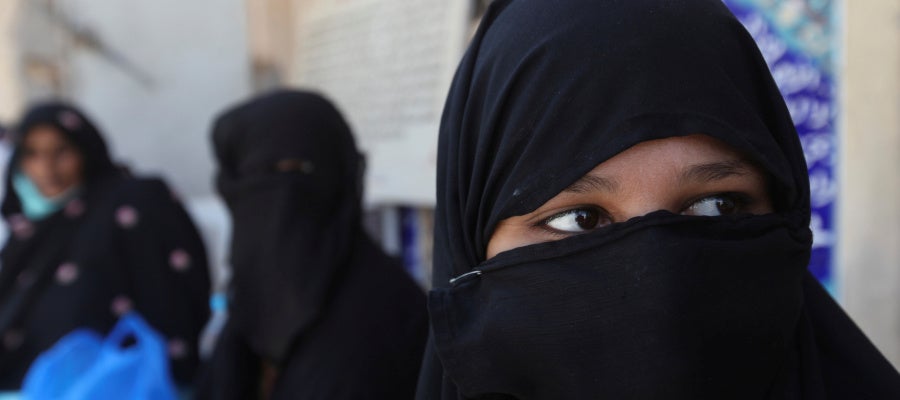 Una mujer cubierta con un niqab Una mujer cubierta con un niqab