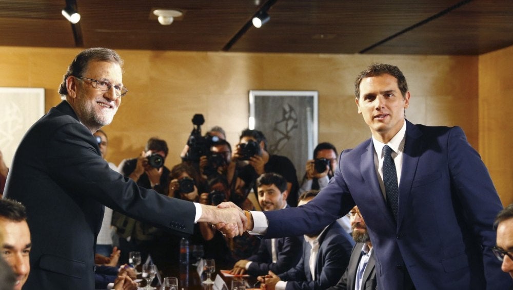 Rajoy y Rivera  durante la reunión de sus delegaciones en la que han certificado el acuerdo de investidura