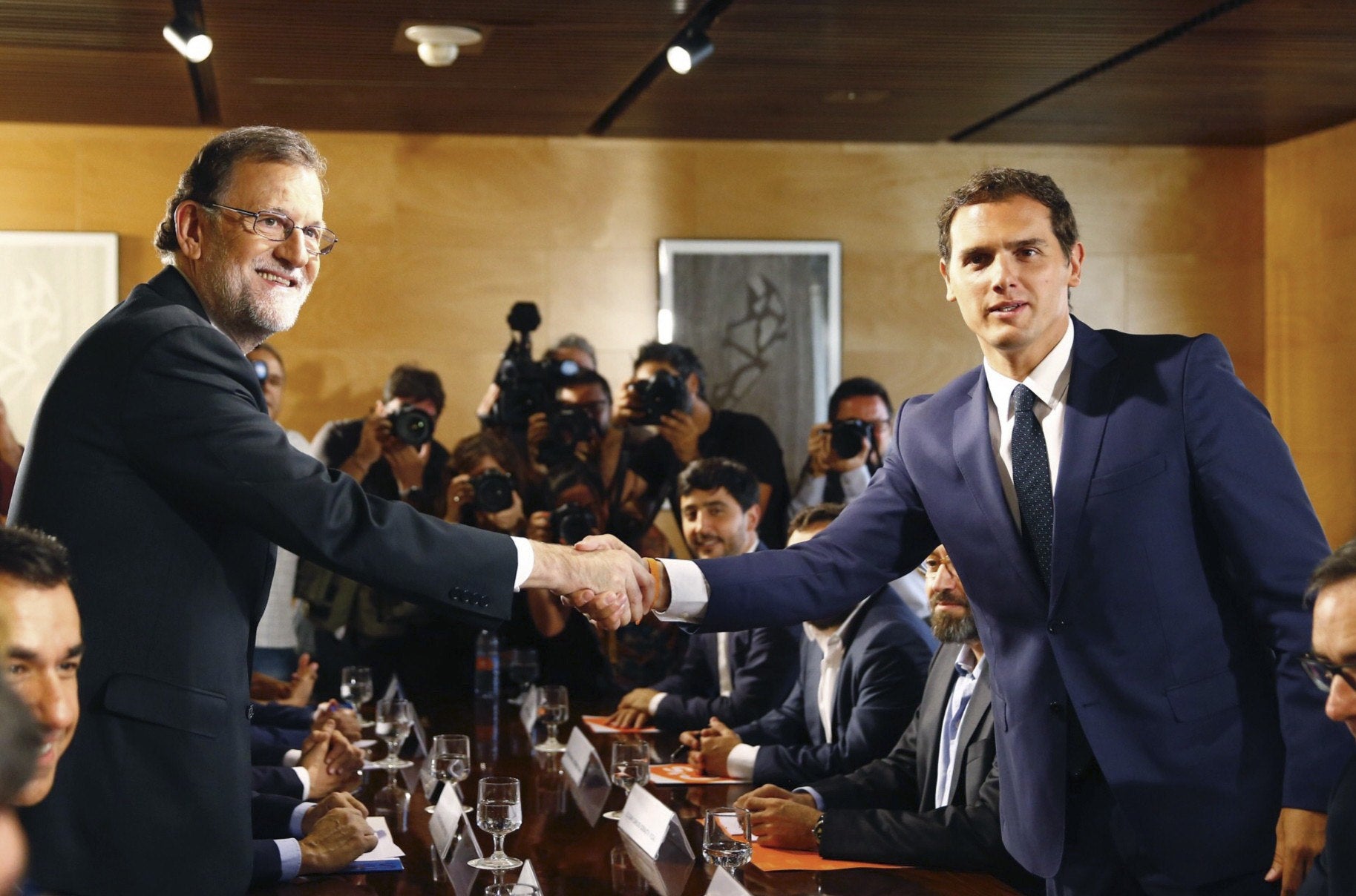 Rajoy y Rivera cenaron juntos en Moncloa acompañados de los equipos que negociaron el acuerdo de investidura Rajoy y Rivera cenaron juntos en Moncloa acompañados de los equipos que negociaron el acuerdo de investidura