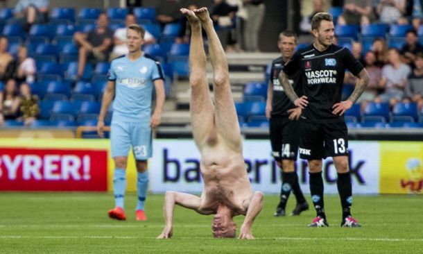 Polémica en Dinamarca: un excampeón de la Eurocopa... ¡hace el pino desnudo durante un partido! Polémica en Dinamarca: un excampeón de la Eurocopa... ¡hace el pino desnudo durante un partido!