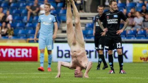 Lars Elstrup hace el pino desnudo en un partido de la liga danesa