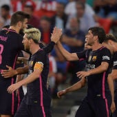 Los jugadores del Barcelona celebran el gol en San Mamés