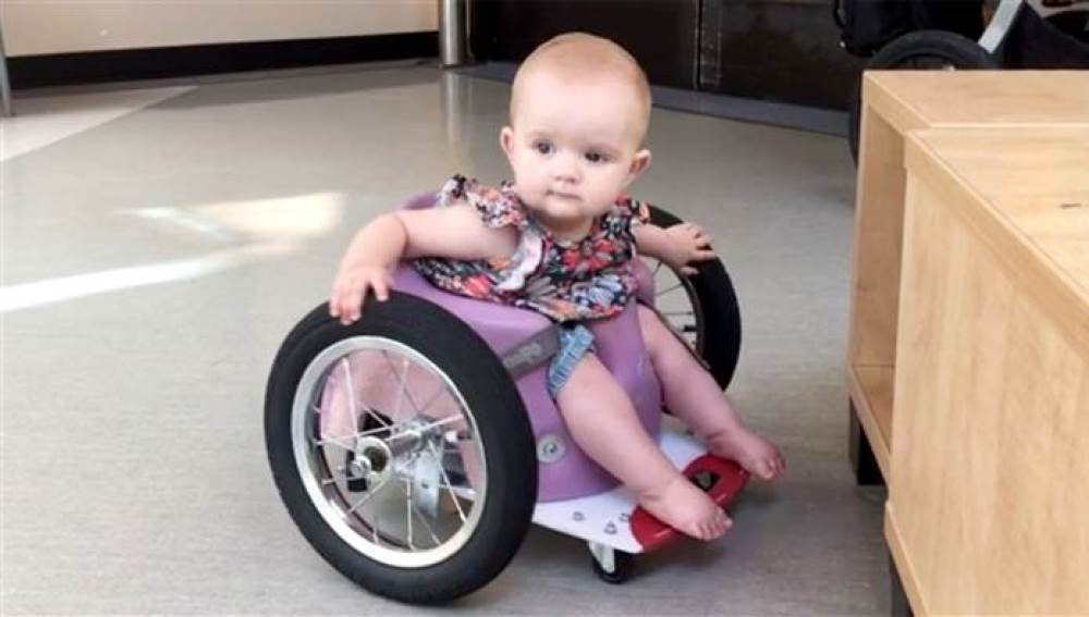 Evelyn Moore, la pequeña en silla de ruedas