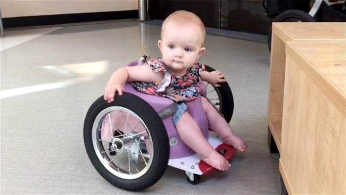 Una bebé aprende a ir en silla de ruedas tras una parálisis de la parte inferior de su cuerpo por un cáncer Una bebé aprende a ir en silla de ruedas tras una parálisis de la parte inferior de su cuerpo por un cáncer