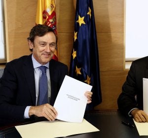 Rafael Hernando y Girauta firman el pacto "150 cmpromisos para mejorar España" Rafael Hernando y Girauta firman el pacto "150 cmpromisos para mejorar España"