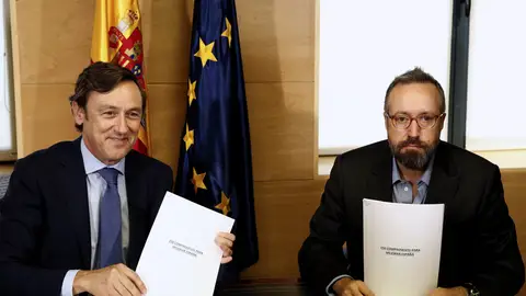 Rafael Hernando y Girauta firman el pacto "150 cmpromisos para mejorar España" Rafael Hernando y Girauta firman el pacto "150 cmpromisos para mejorar España"