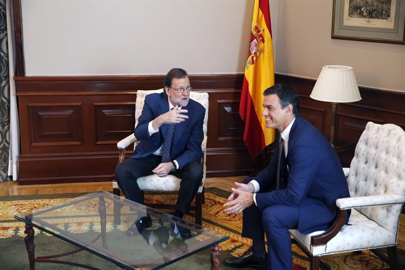 El Gobierno emplaza a Pedro Sánchez a sentarse a dialogar con Mariano Rajoy "cuando quiera" El Gobierno emplaza a Pedro Sánchez a sentarse a dialogar con Mariano Rajoy "cuando quiera"