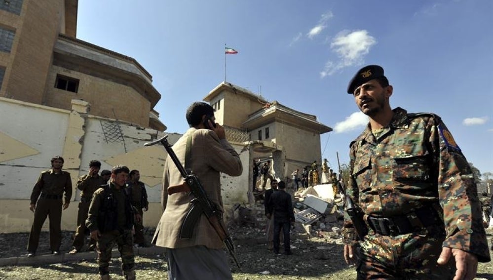 Soldados yemeníes inspeccionan la zona tras la explosión de un coche bomba