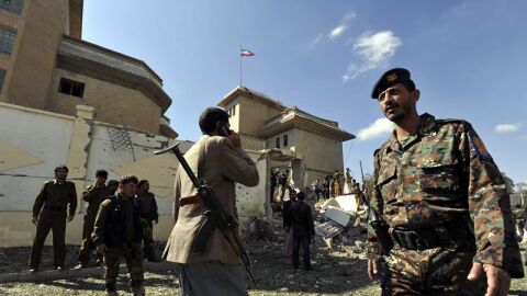 Soldados yemen&iacute;es inspeccionan la zona tras la explosi&oacute;n de un coche bomba