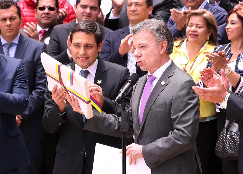 Comienza el alto el fuego entre el Gobierno colombiano y las FARC Comienza el alto el fuego entre el Gobierno colombiano y las FARC