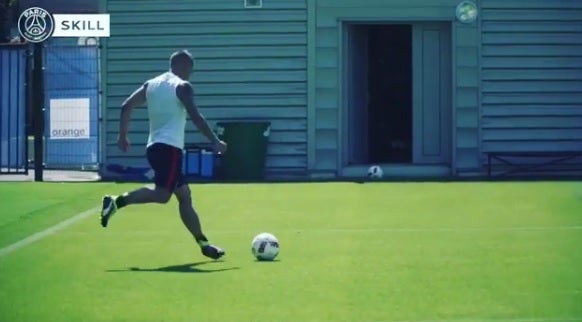 Verratti cuela un balón en una papelera al primer intento Verratti cuela un balón en una papelera al primer intento