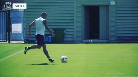 Marco Verratti metiendo el bal&oacute;n entre dos puertas en el entrenamiento del PSG