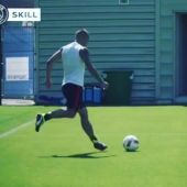 Marco Verratti metiendo el balón entre dos puertas en el entrenamiento del PSG
