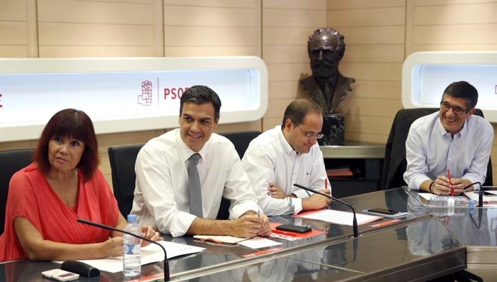 Pedro Sánchez, junto a Micaela Navarro, César Luena y Patxi López