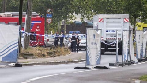 Miembros de los equipos de investigaci&oacute;n estudian la zona donde se ha producido una explosi&oacute;n en la sede del Instituto Nacional de Criminal&iacute;stica y Criminolog&iacute;a en Bruselas (B&eacute;lgica).