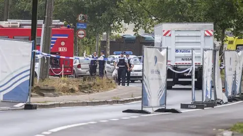 Miembros de los equipos de investigación estudian la zona donde se ha producido una explosión en la sede del Instituto Nacional de Criminalística y Criminología en Bruselas (Bélgica). Miembros de los equipos de investigación estudian la zona donde se ha producido una explosión en la sede del Instituto Nacional de Criminalística y Criminología en Bruselas (Bélgica).