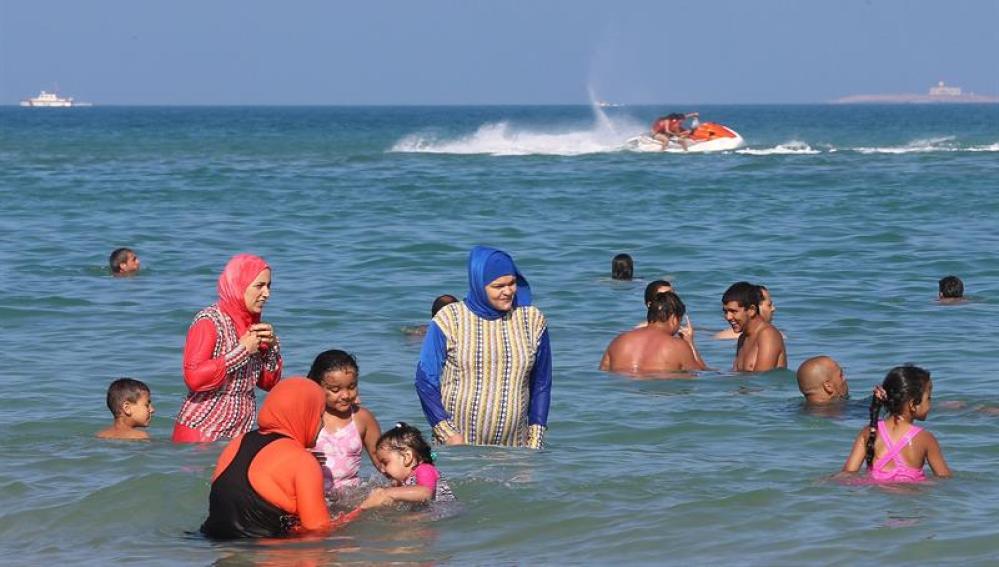 Las mujeres tunecinas con ' burkini ' en la playa de Bizerta , el noreste de Túnez.