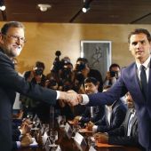 El jefe del Gobierno, Mariano Rajoy y el líder de Ciudadanos, Albert Rivera, se estrechan la mano durante la reunión de sus respectivas delegaciones en la que van a certificar el acuerdo de investidura