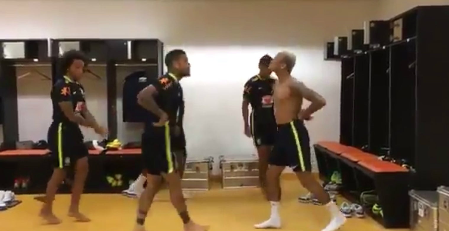 Marcelo, Neymar y Alves montan una coreografía en el vestuario de Brasil Marcelo, Neymar y Alves montan una coreografía en el vestuario de Brasil