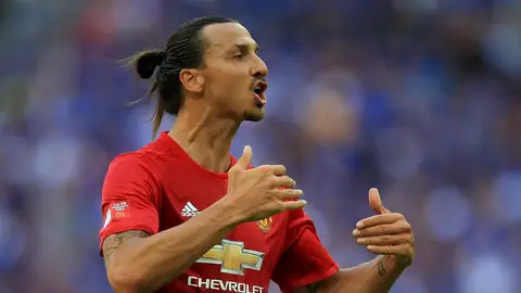 Ibrahimovic da indicaciones a sus compañeros Ibrahimovic da indicaciones a sus compañeros